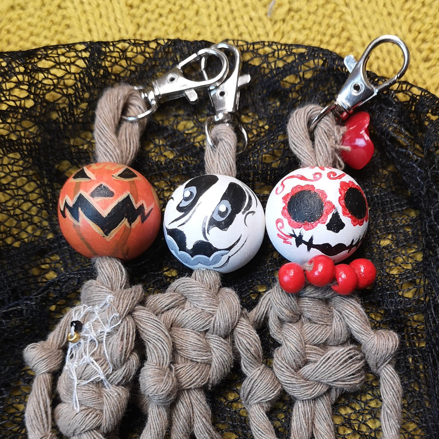 Handbemaltes DIY‑Set „Spooky Schlüsselanhänger“ – Unikat‑Perle + Makramee‑Kordel 5 mm