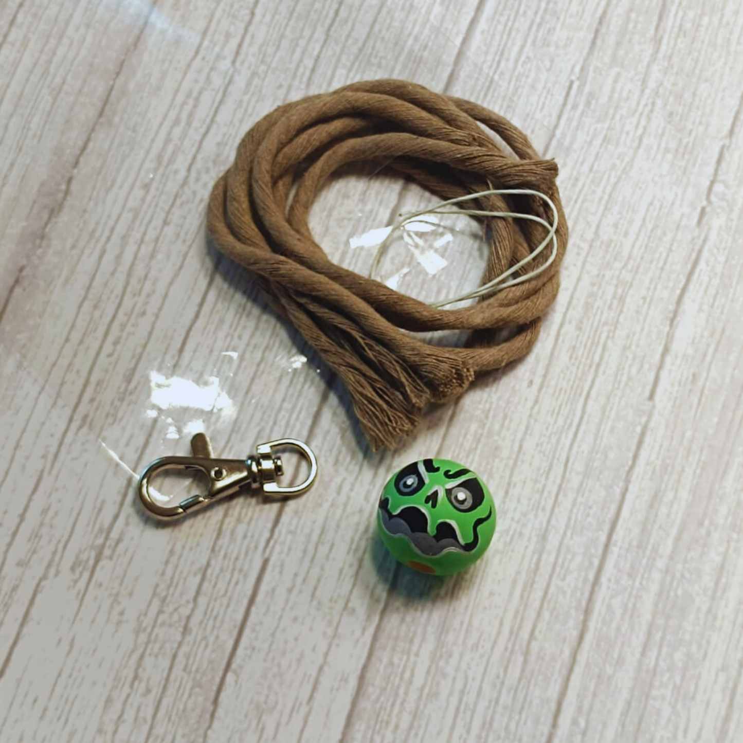 Handbemaltes DIY‑Set „Spooky Schlüsselanhänger“ – Unikat‑Perle + Makramee‑Kordel 5 mm