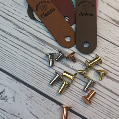 20×70 mm – Personalisierte Labels mit Schrauben (Chicago‑Screws), Kunstleder | für Kleidung & Accessoires, Handmade