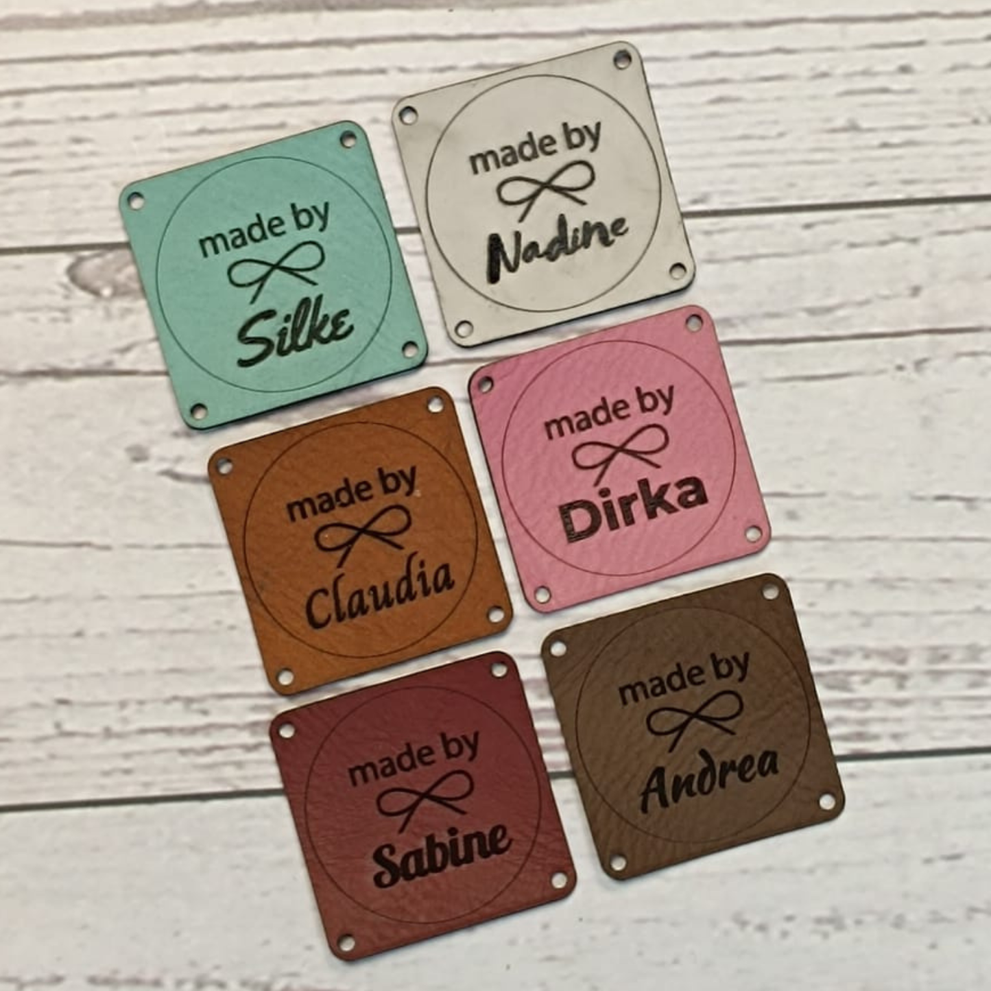 35×35 mm – Personalisierte Labels zum Nähen (4 Löcher), Kunstleder