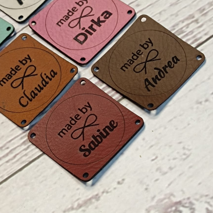 35×35 mm – Personalisierte Labels zum Nähen (4 Löcher), Kunstleder