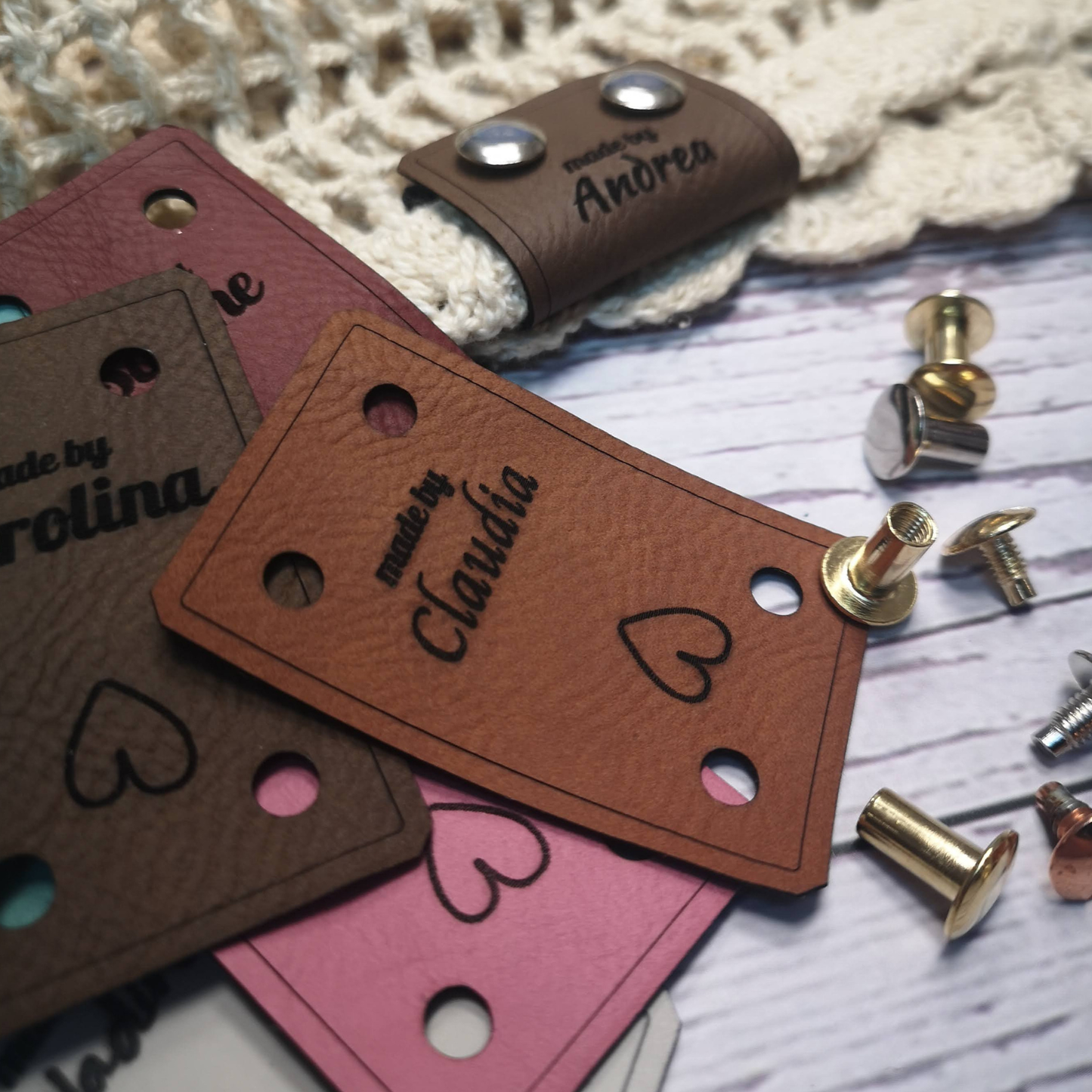 40×60 mm – Personalisierte Labels mit Schrauben (Chicago‑Screws), Kunstleder | große Branding‑Plakette für Handmade