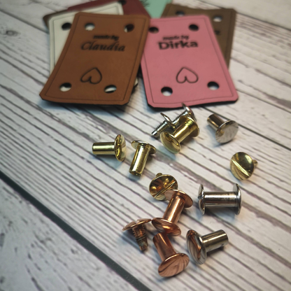 40×60 mm – Personalisierte Labels mit Schrauben (Chicago‑Screws), Kunstleder | große Branding‑Plakette für Handmade