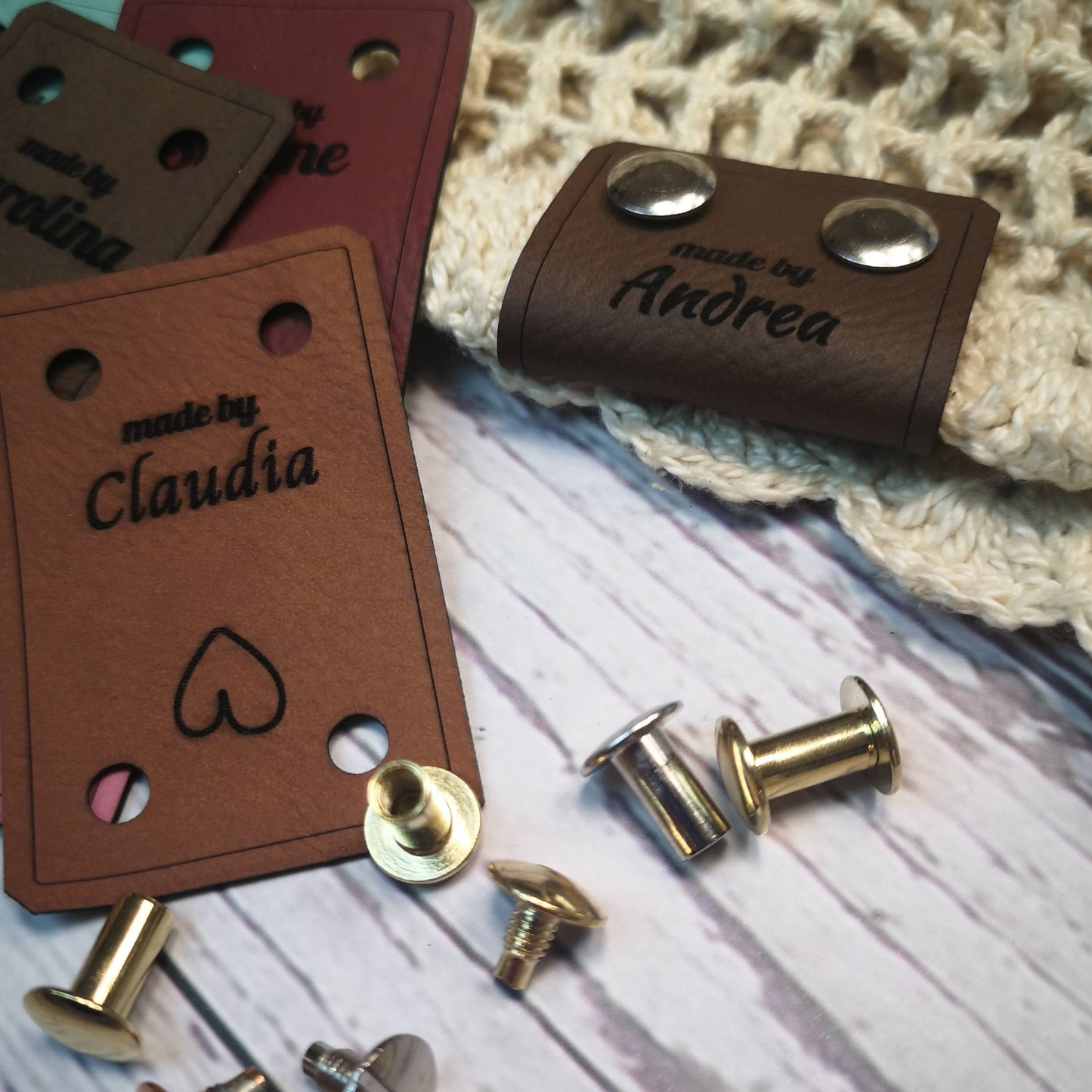 40×60 mm – Personalisierte Labels mit Schrauben (Chicago‑Screws), Kunstleder | große Branding‑Plakette für Handmade