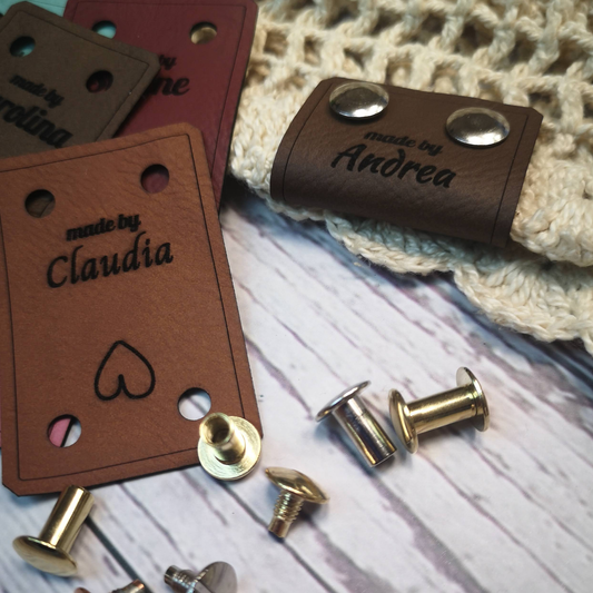 40×60 mm – Personalisierte Labels mit Schrauben (Chicago‑Screws), Kunstleder | große Branding‑Plakette für Handmade