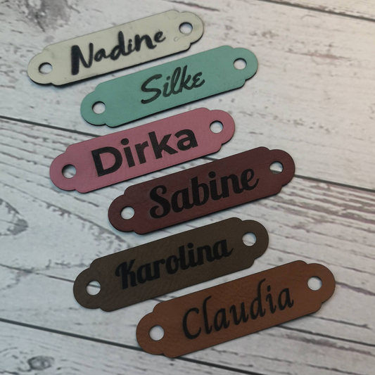 75×20 mm – Personalisierte Namens‑Labels mit Schrauben (Chicago‑Screws), Kunstleder | für Pullover‑Saum & Taschen