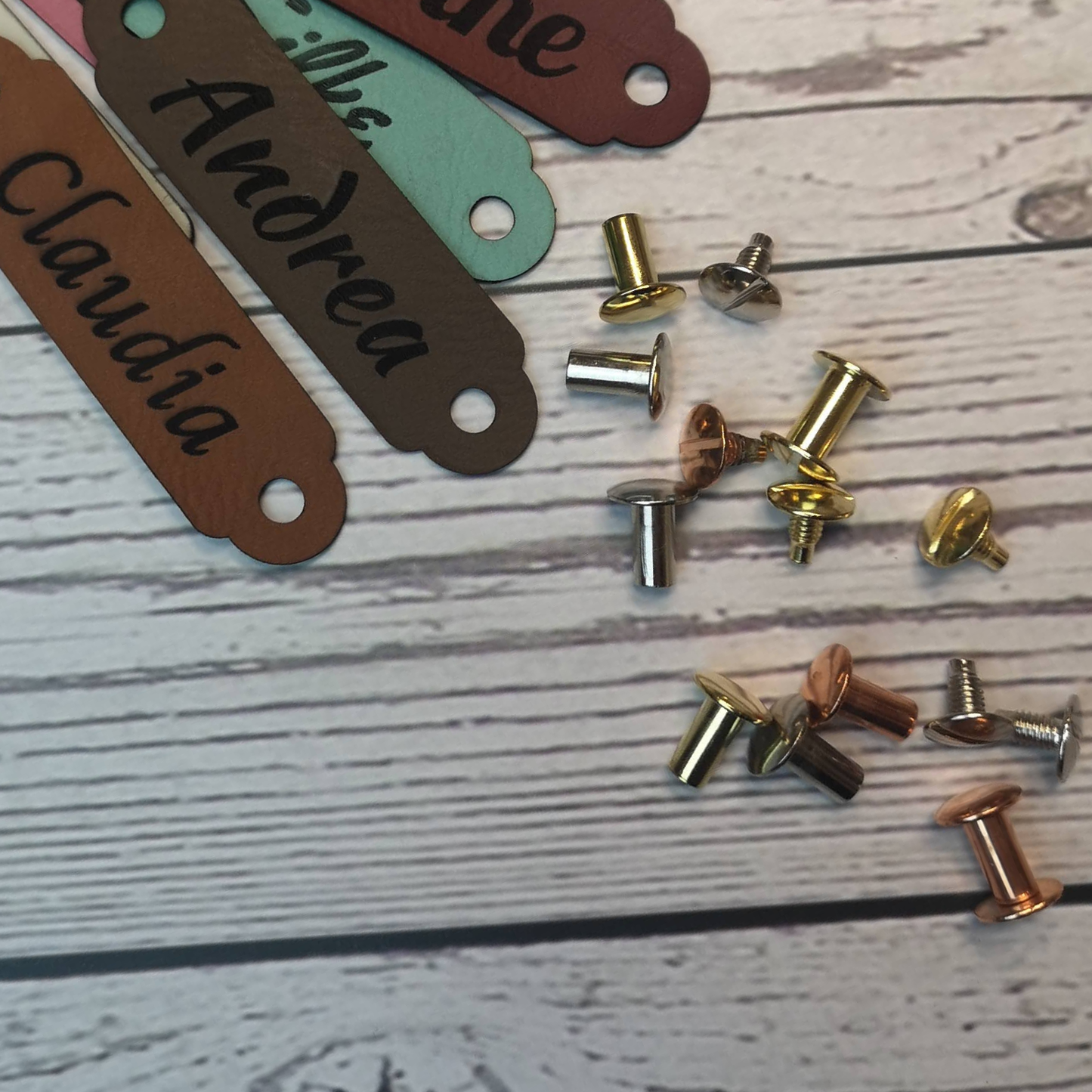 75×20 mm – Personalisierte Namens‑Labels mit Schrauben (Chicago‑Screws), Kunstleder | für Pullover‑Saum & Taschen